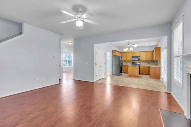 Building Photo - Spacious 4BR Home w/ Screened Porch, Fenced Yard & Great Location