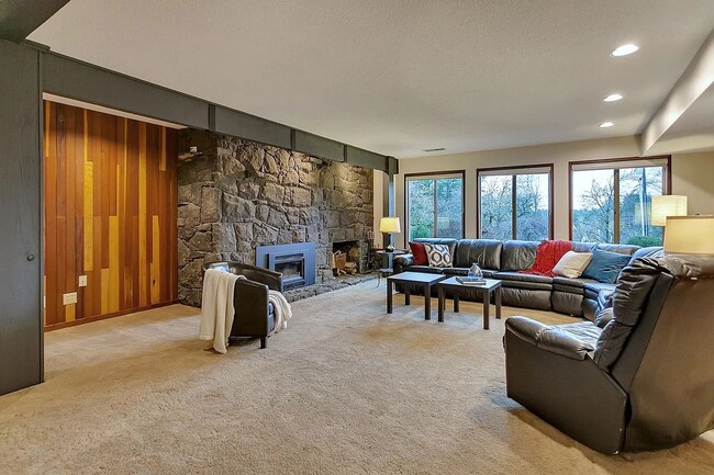 Building Photo - Exquisite Mid-Century Modern Home in Happy...