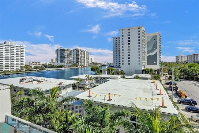 Building Photo - 715 Bayshore Dr