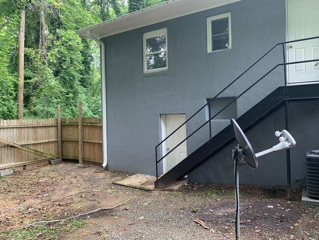 Building Photo - Move-in ready 1 Story Duplex located in th...