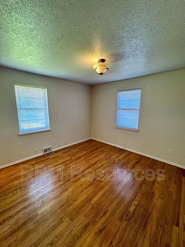 Building Photo - 7116 S Klein Ave