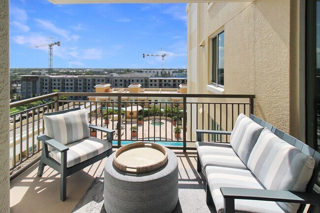 Building Photo - 800 N Tamiami Trl