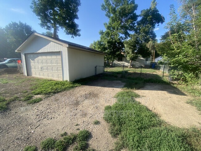 Building Photo - 1330 E 7th St