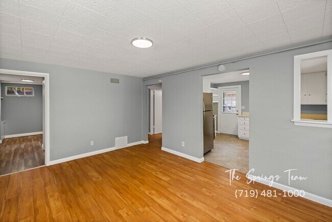 Building Photo - Charming Westside Duplex - NO RENT TILL JANUARY