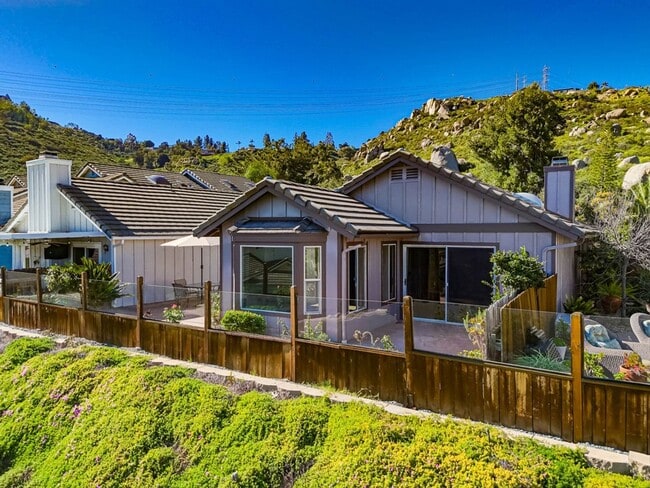 Building Photo - Beautifully Maintained 2 Bed / 2 Bath Home in Gated West Village Community