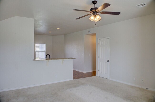 Building Photo - Coming Soon! 3 bed/2 bath!