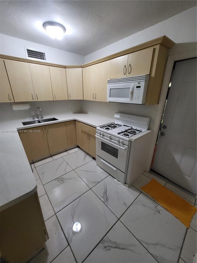 Building Photo - 2101 Calais Dr