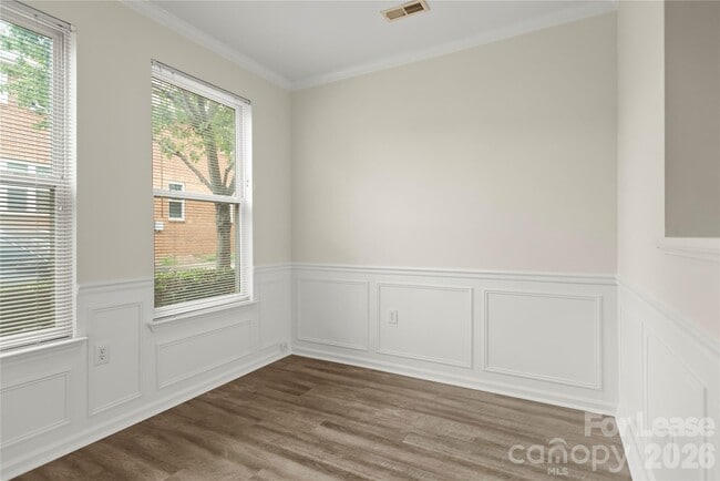 Building Photo - 567 E 9th St