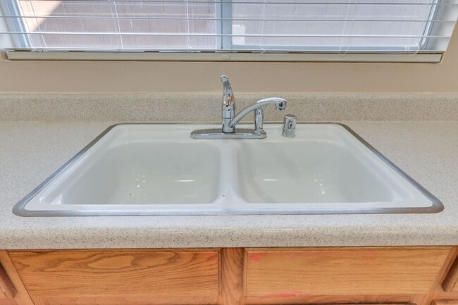 Building Photo - NW!! POOL!!!! GATED!!! Com. Park!!! Low Maintenance desert landscape front Yard. New Carpet!! Ups...