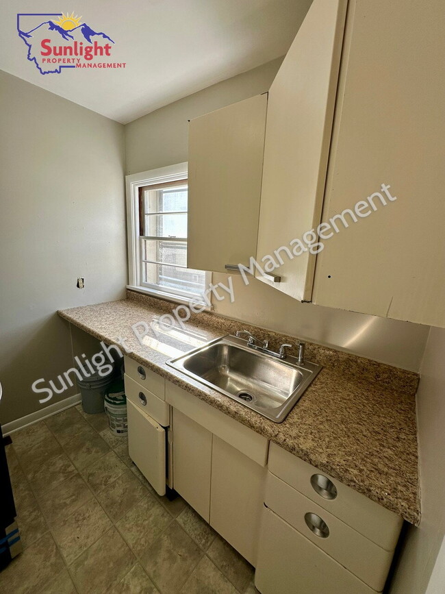 Building Photo - Charming Studio Apartment –Near Hospital!