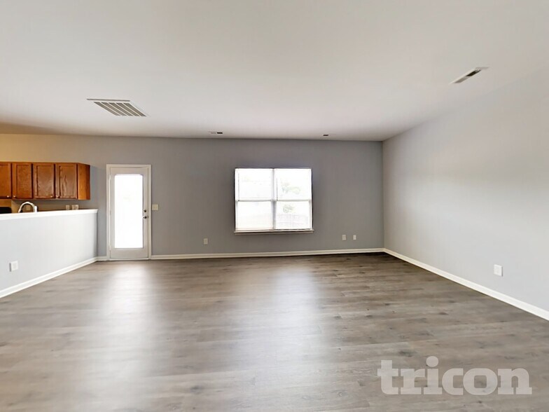 Building Photo - 8600 Old Potters Rd