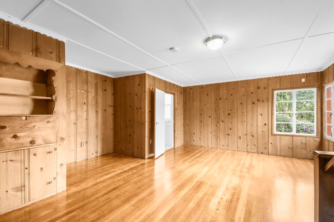 Building Photo - 733 Grosvenor Pl