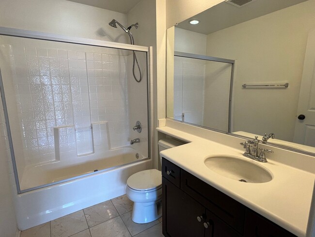 Building Photo - 2 bd / 2.5 ba - Gated Community Townhome -...