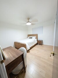 Building Photo - 1309 W 10th St