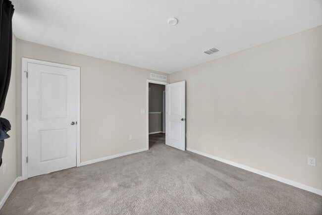 Building Photo - Panther Creek Family Home