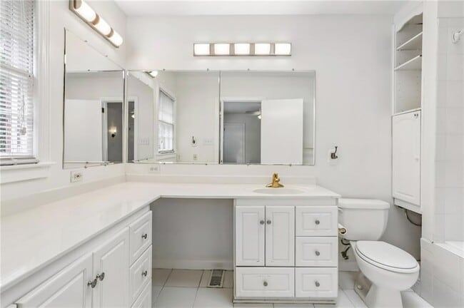 Building Photo - 2581 Sharondale Dr NE