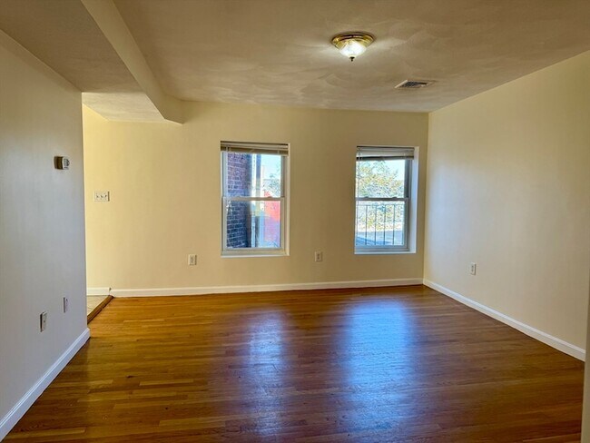 Building Photo - 12 Paris St