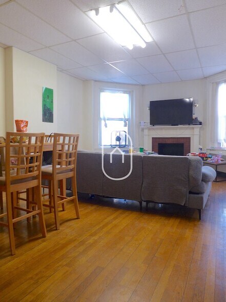 Building Photo - 908 Beacon St