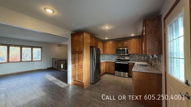 Building Photo - 4 bed 2 bath Newly Remodeled Home with att...