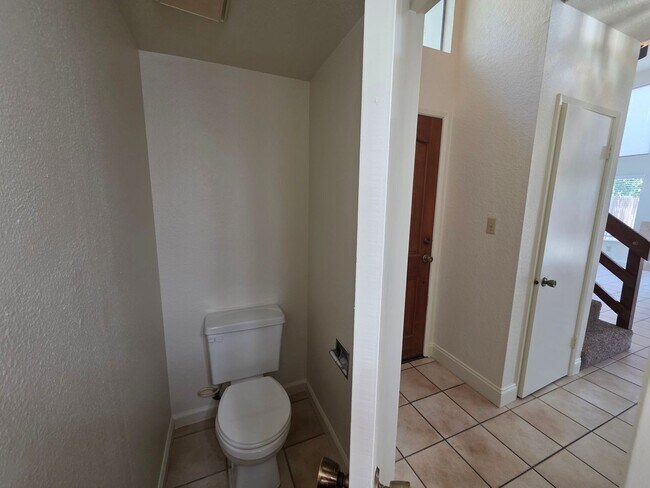 Building Photo - 3 bedroom condo w/2 car garage!