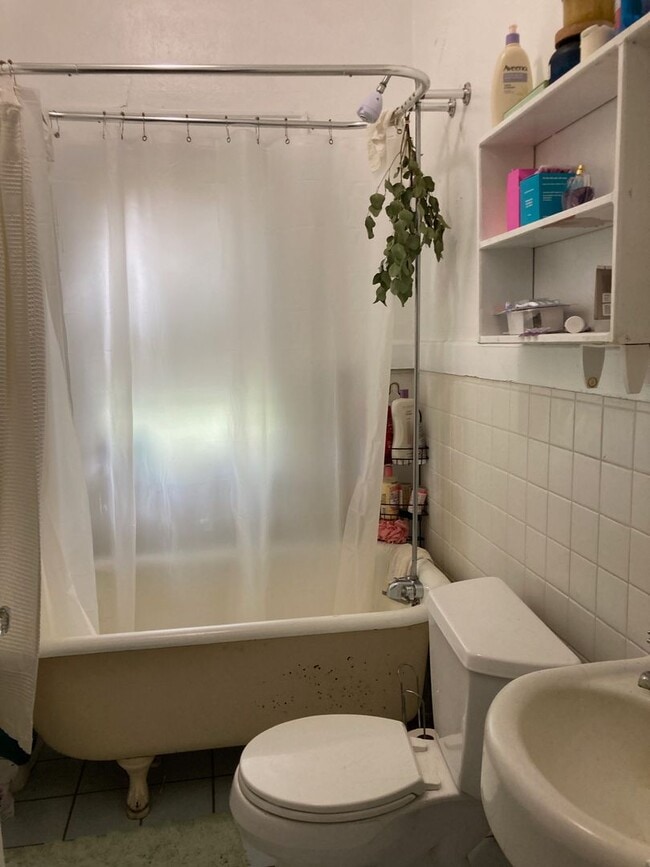 Building Photo - Spacious 2 Bedroom House Close to Campus!!