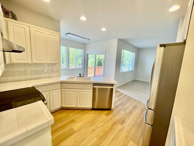 Building Photo - Stylish Bull Mountain Home – 3 Bed, 2.5 Ba...