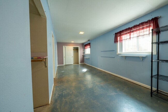 Building Photo - ***MOVE IN SPECIAL*** $500 OFF 1st MONTH'S...