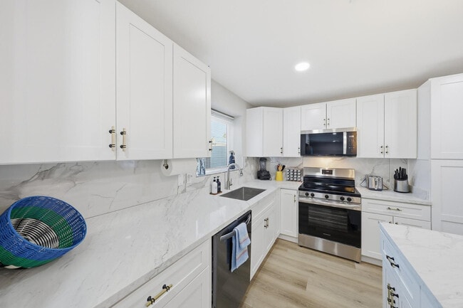 Building Photo - 7926 W Dahlia Dr