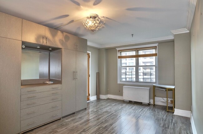 Building Photo - 225 St Pauls Ave