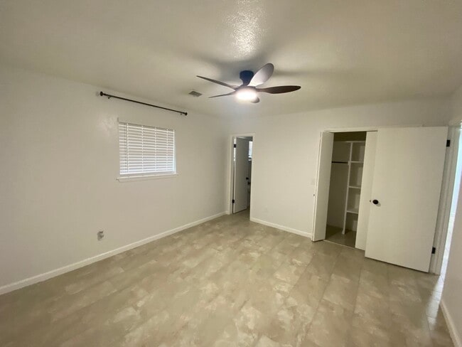 Building Photo - 3 bedroom 2 bath with extra storage!