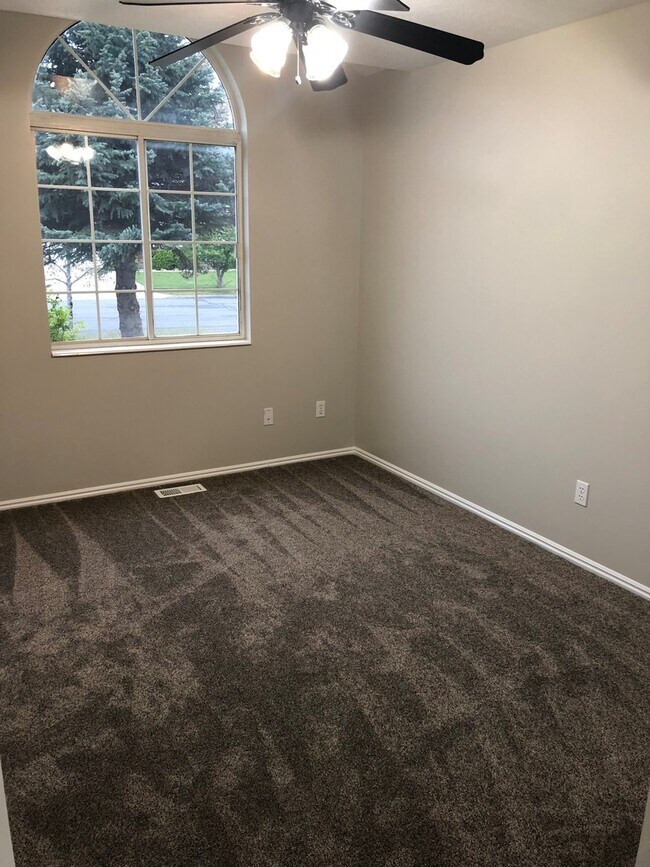 Building Photo - Spacious Sandy Rambler w 2 car attached