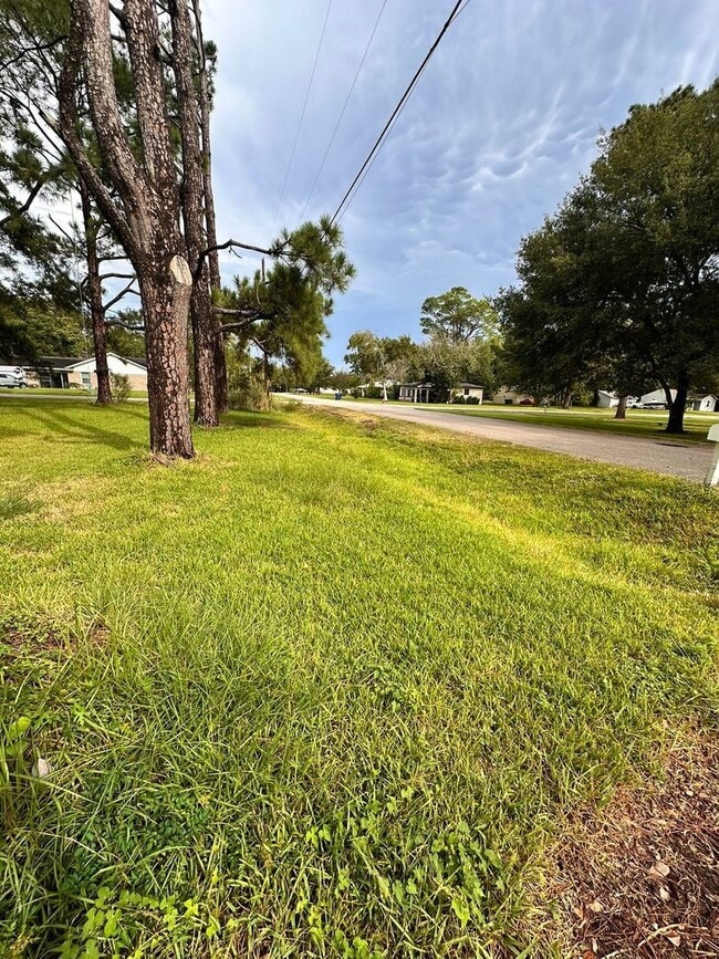 Building Photo - 8208 Ash Rd