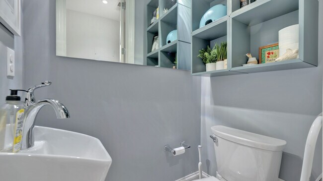 Building Photo - 418 7th St SE