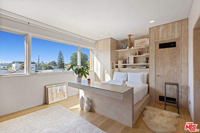 Building Photo - 812 Brooks Ave