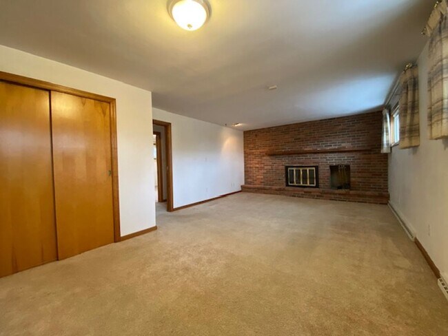 Building Photo - Welcome to this charming three-bedroom, tw...