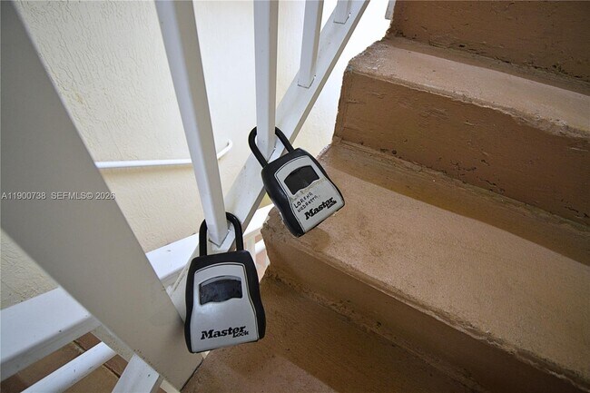 Building Photo - 102 SW 6th Ave