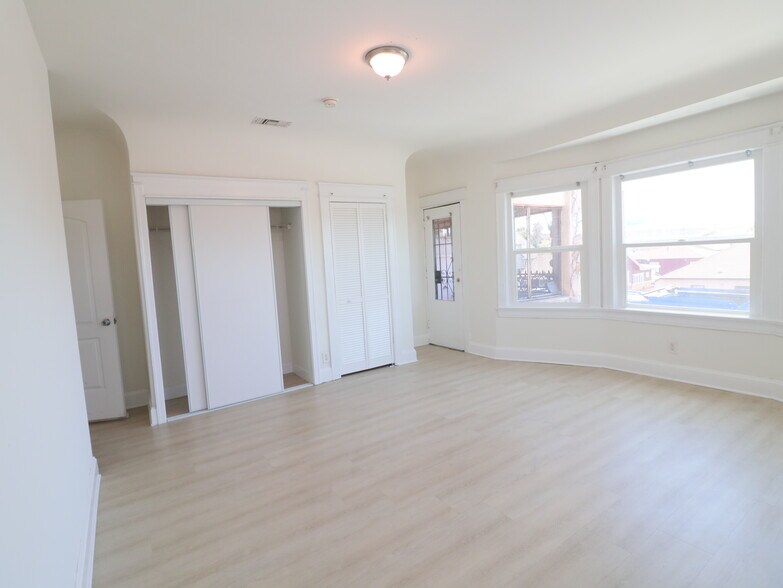 Building Photo - 441 W 79th St