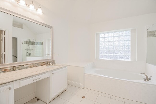 Building Photo - 4828 Holly Berry Dr