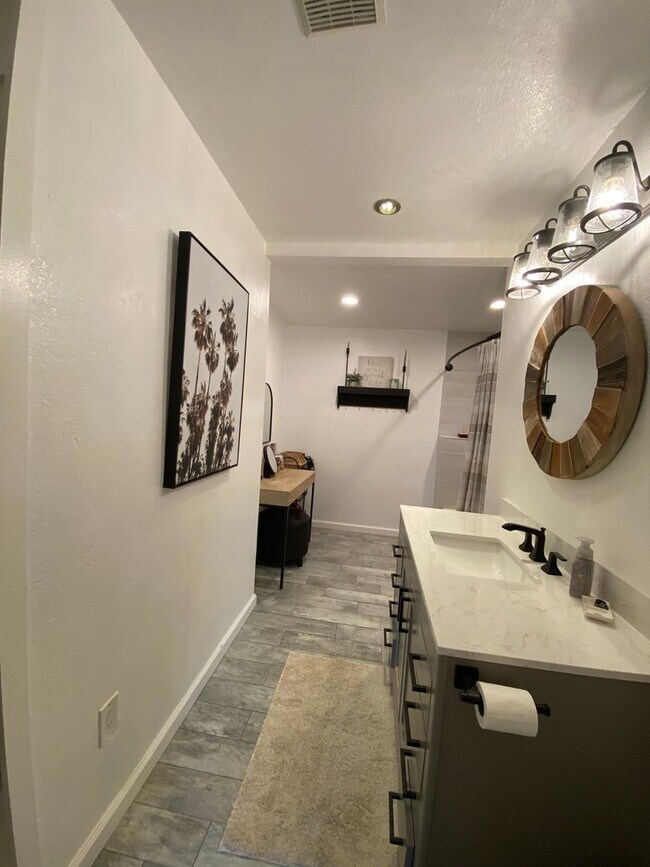 Building Photo - Gorgeous, Spacious 3 bed / 1 bath located near Encanto, San Diego!