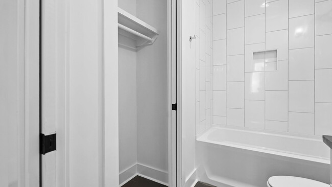 Building Photo - 910 Youngs Ln