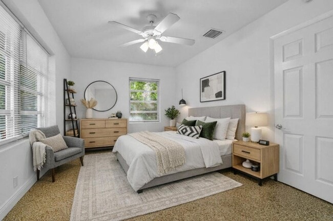 Building Photo - 702 Sunset Dr