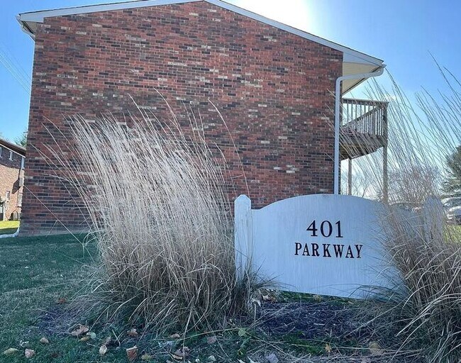 Building Photo - Now Leasing Renovated 1-Bedroom Apartment Homes at Parkway Apartments