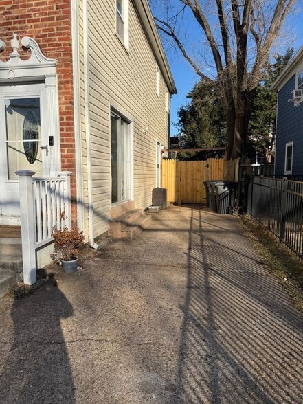 Building Photo - 301 S Fillmore St