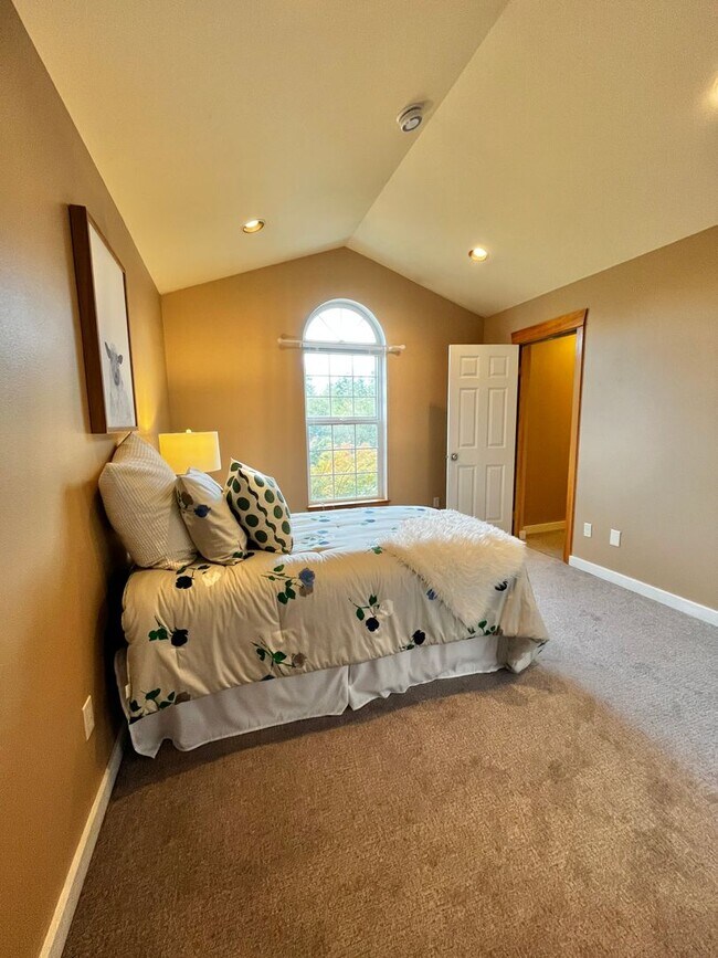 Building Photo - Seabeck Heights Home with Pickle Ball Court!