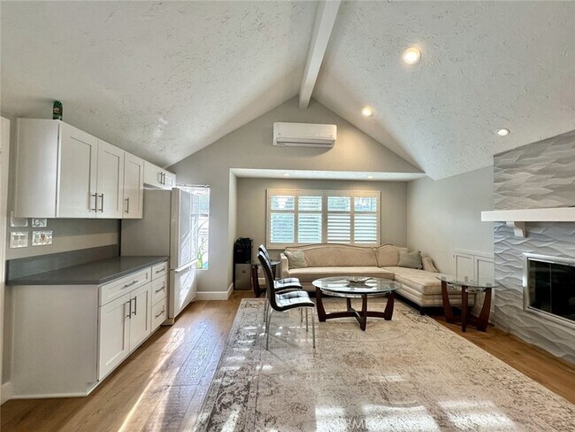 Building Photo - 1001 N Isabel St