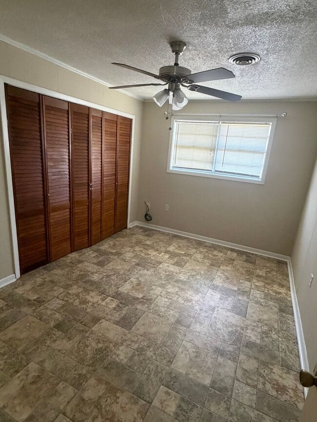 Building Photo - 3 Bedroom, 1.5 Bathroom, Brick Home with large yard, and garage