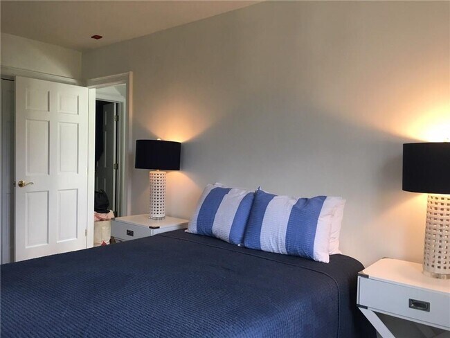 Building Photo - 158 Narragansett Ave