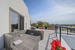 Building Photo - 62 Oceanside Dr