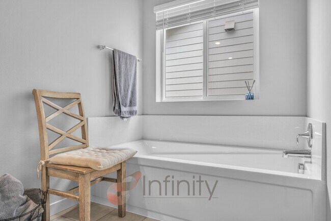 Building Photo - 8943 SW Vermillion Dr