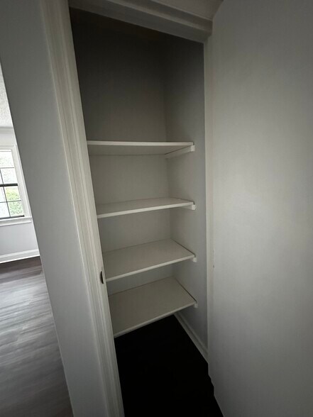Linen Closet - 6462 Sweet Gum Trl